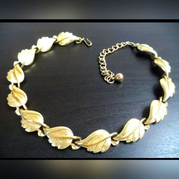 VINTAGE SIGNED CORO PEGASUS GOLD TONE 16 1/4" NECKLACE - Picture 1 of 2